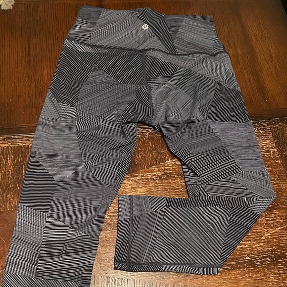 Lululemon Wunder Under Crop Hi-Rise Full-On Luxtreme 21" Sz 6 - Picture 3 of 6